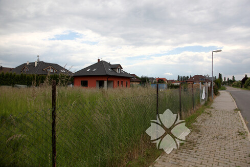 Pozemek s chodníkem